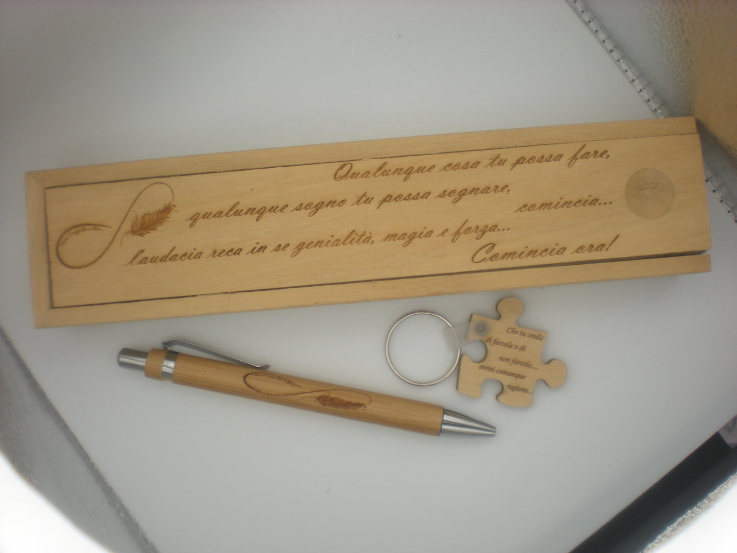 COFANETTO LEGNO PERSONALIZZATO + PENNA SFERA + PORTACHIAVI PUZZLE CON DEDICA